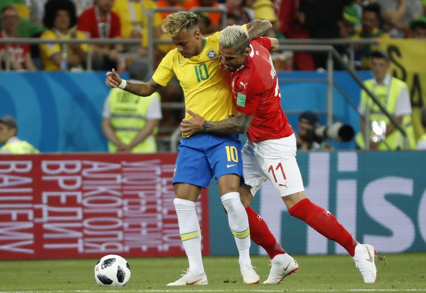 epa06816775 Neymar (L) of Brazil and Valon Behrami of Switzerland in action during the FIFA World Cup 2018 group E preliminary round soccer match between Brazil and Switzerland in Rostov-On-Don, Russi ...