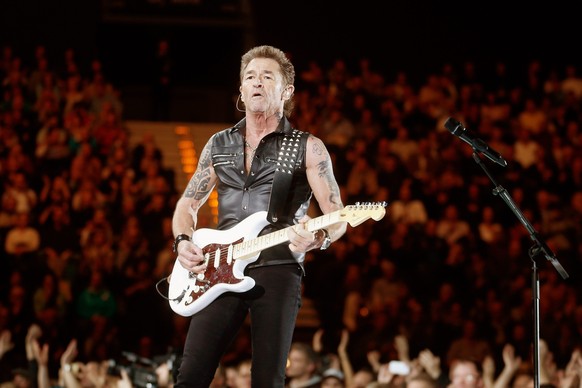 epa04561848 German musician Peter Maffay performs on stage during his &#039;Wenn das so ist&#039; (If that is so) tour, at the O2 World in Hamburg, Germany, 15 January 2015. EPA/JOERN POLLEX