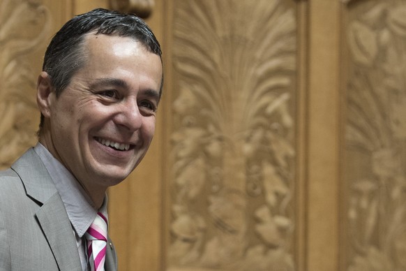 Nationalrat Ignazio Cassis, FDP-TI, verfolgt die Debatte an der Sommersession der Eidgenoessischen Raete, am Donnerstag, 15. Juni 2017, in Bern. (KEYSTONE/ Peter Schneider)