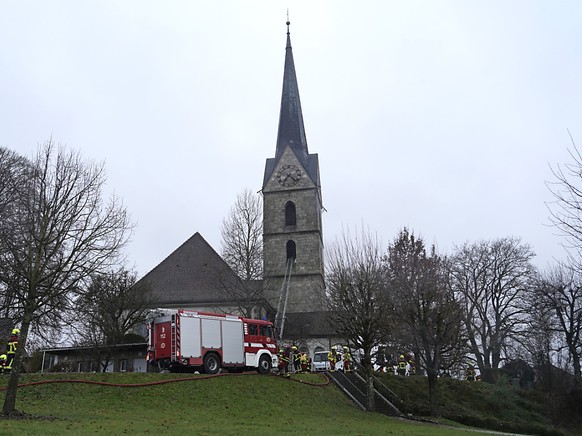 Über 80 Angehörige von mehreren Feuerwehren waren am Dienstagmorgen ausgerückt, um den Brand im Turm der reformierten Kirche in Herzogenbuchsee BE zu löschen.