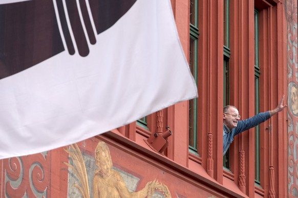 Der Basler Grossrat Eric Weber, der Initiant der zunaechst bewilligten und dann zurueckgezogenen Pegida Demonstration in Basel, ruft am Mittwoch, 3. Februar 2016 aus einem Fenster des Basler Rathauses ...