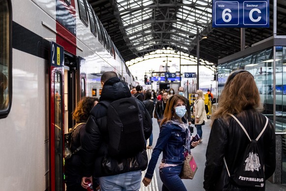 epa08415058 Commuters get off from a train at the CFF/SBB station during the spread of the pandemic Coronavirus (COVID-19) disease in Lausanne, Switzerland, Monday, May 11, 2020. In Switzerland from t ...