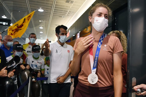 Marlen Reusser, Silbermedaillengewinnerin im Zeitfahren in Tokio bei ihrer Ankunft auf dem Flughafen Zuerich in Kloten am Donnerstag, 29. Juli 2021. (KEYSTONE/Walter Bieri)