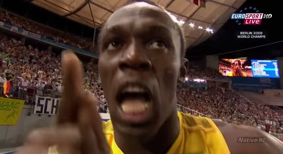 Bolt spielt vor dem Final mit der Kamera.