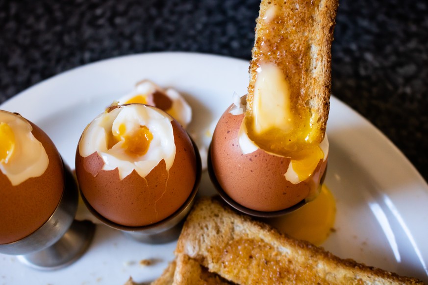egg soldiers eier weichgekocht toast essen food zmorge frühstück shutterstock