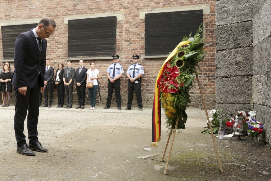 German Foreign Minister Heiko Maas bows in front of the Death Wall, after laying a wreath in the former German Nazi Death Camp Auschwitz Birkenau in Oswiecim, Poland, Monday, Aug. 20, 2018. (AP Photo/ ...