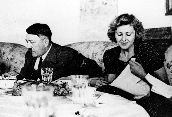 Adolf Hitler und Eva Braun auf einem undatierten Foto.