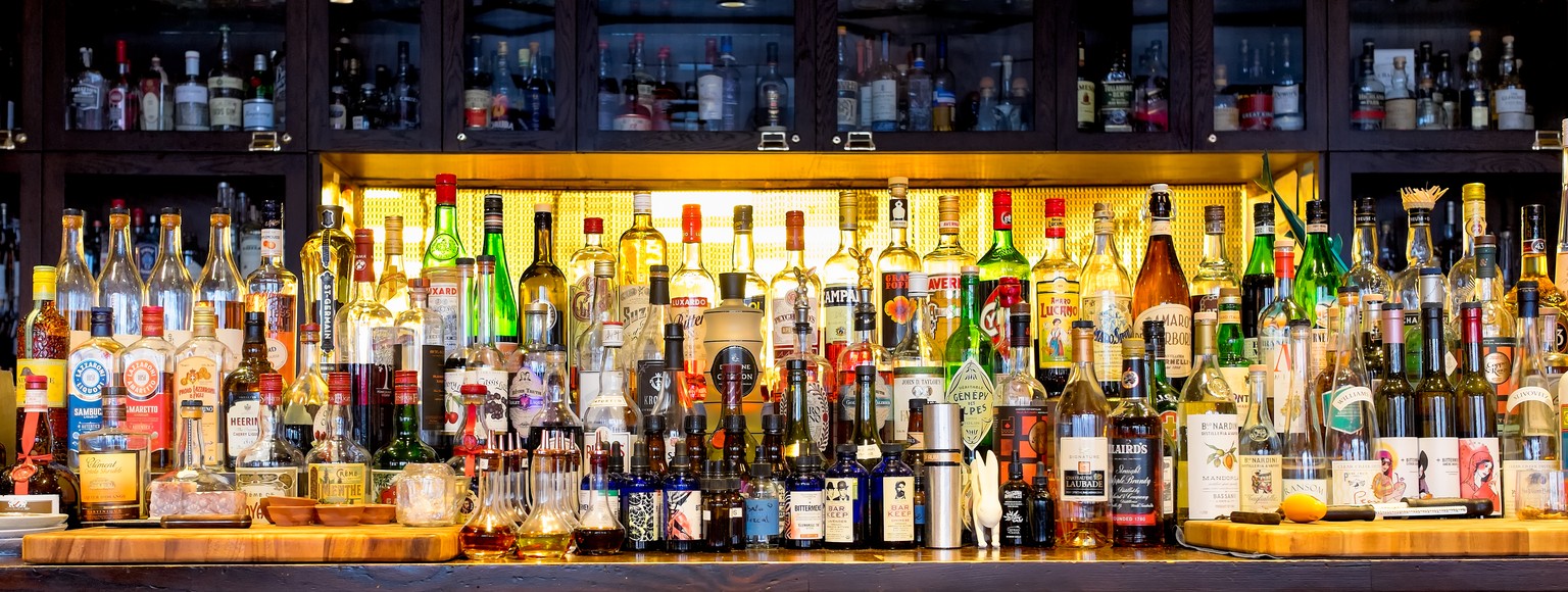 Bar mit vielen alkoholischen Getränken