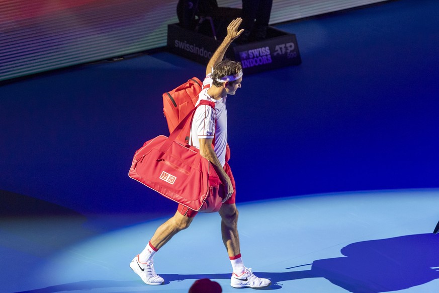 epa07943744 Switzerland&#039;s Roger Federer arrives for his second round match against Moldova&#039;s Radu Albot at the Swiss Indoors tennis tournament at the St. Jakobshalle in Basel, Switzerland, o ...