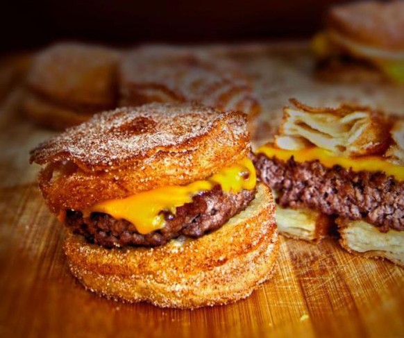 cronut cheeseburger burger hamburger croissant donut doughnut berliner essen food fast food zucker fett süss http://www.nydailynews.com/life-style/eats/introducing-cronut-burger-article-1.1422937