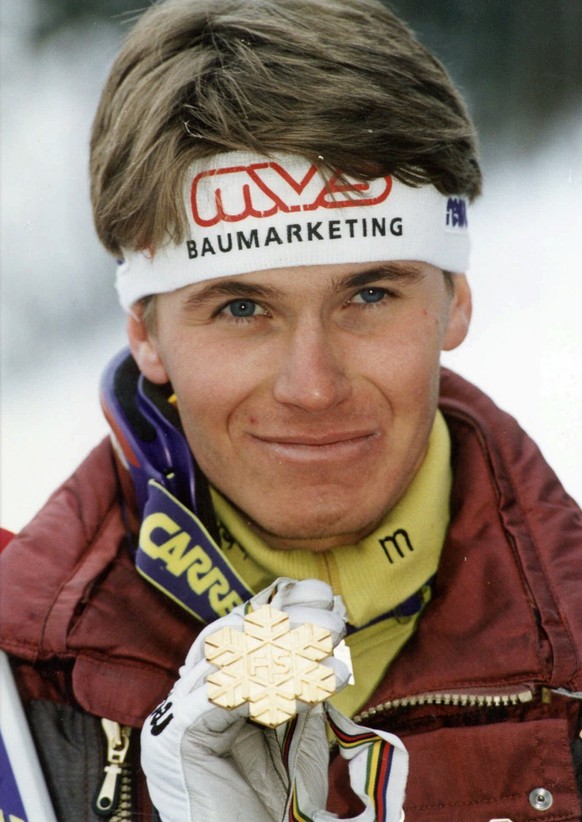 Der Schweizer Abfahrer Urs Lehmann mit seiner WM-Goldmedaille (Aufnahme vom 12. Februar 1993). Urs Lehmann, Abfahrtsweltmeister von 1993, beendet seine Karriere als Skirennfahrer. Die Verletzung am li ...