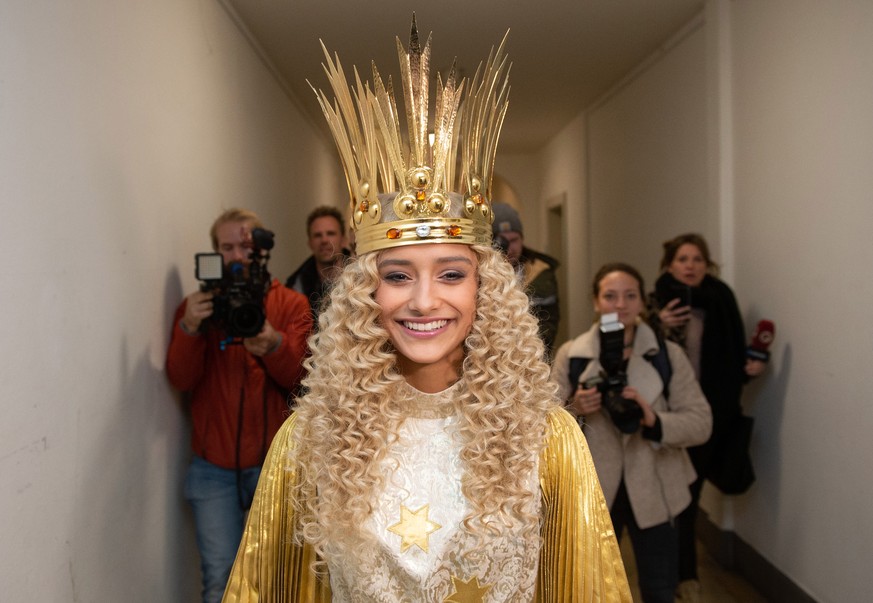epa07991062 The Nuremberg Christ Child, the 17-year-old Benigna Munsi, appears in her regalia dressed with crown, wig and wings as the christ child at the Nuremberg state theater, in Nuremberg, German ...