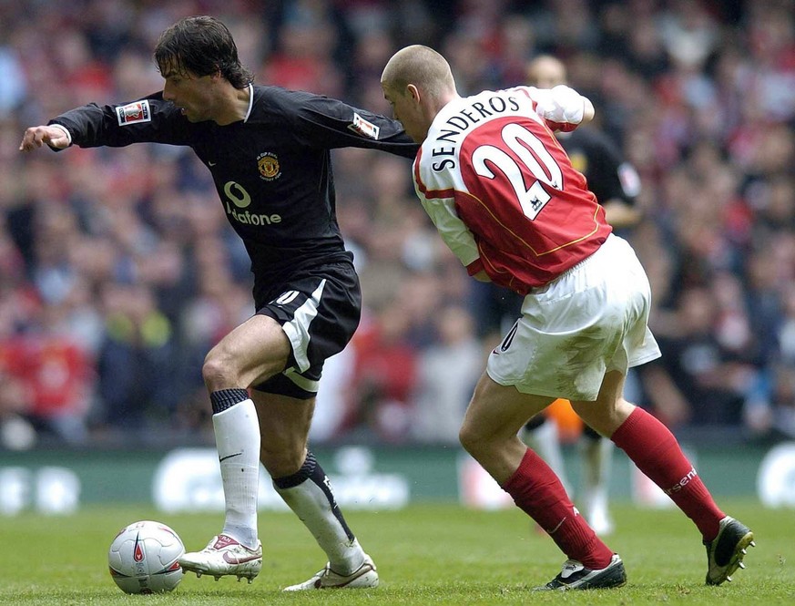 Manchester United&#039;s Ruud van Nistelrooy, left, controls the ball past Arsenal&#039;s Philippe Senderos during the FA Cup Final at the Millennium Stadium, Cardiff, Saturday May 21, 2005. (KEYSTONE ...