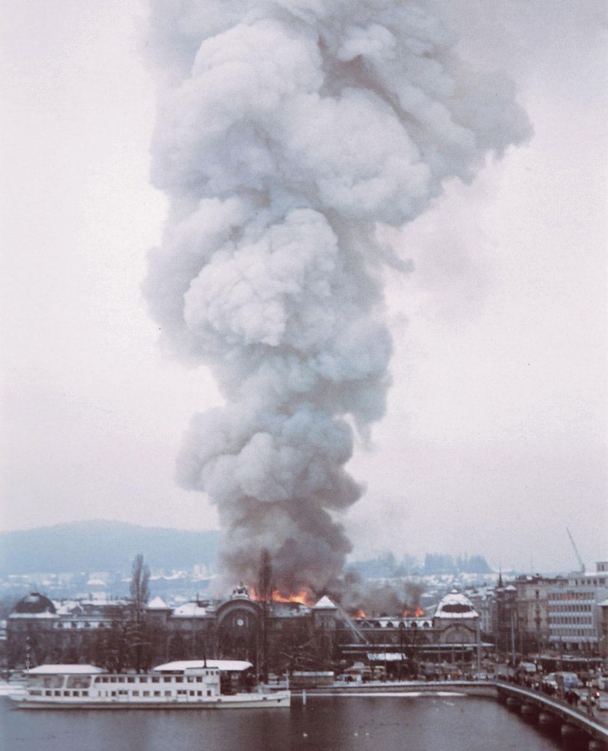 Brand des Luzerner Bahnhofs, 1971: Die mächtige Rauchsäule war von weither sichtbar, wie hier vom Schweizerhofquai aus.
https://www.sbbarchiv.ch/detail.aspx?ID=481411