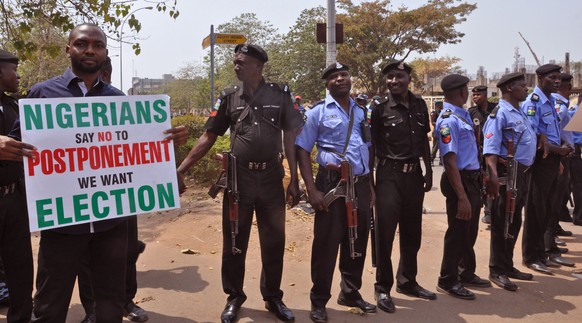 Viele Nigerianer protestierten gegen die Verschiebung der Wahlen.