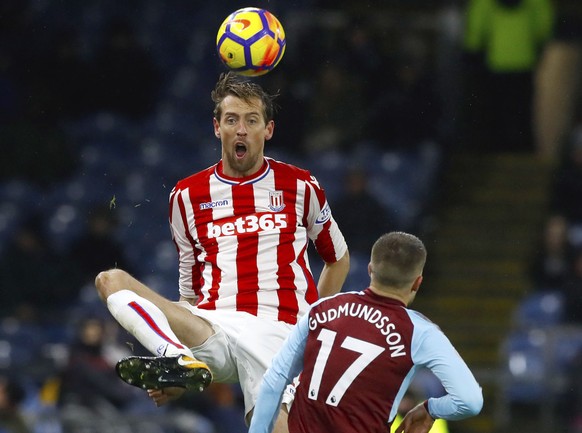 Stoke City&#039;s Peter Crouch, left, and Burnley&#039;s Johann Berg Gudmundsson battle for the ball during their English Premier League soccer match at Turf Moor, Burnley, England, Tuesday, Dec. 12 2 ...