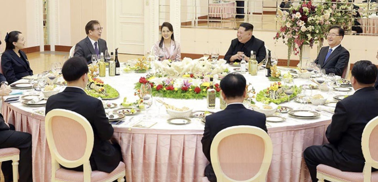Historisches Bild: Kim schmeisst ein Galadinner für die Südkoreaner. Am Tisch sitzt auch seine Schwester (ganz links) und seine Frau (im crèmefarbenen Kleid).&nbsp;