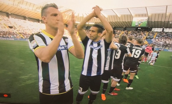 Die Udinese-Spieler nach dem Einmarsch ins Stadion.