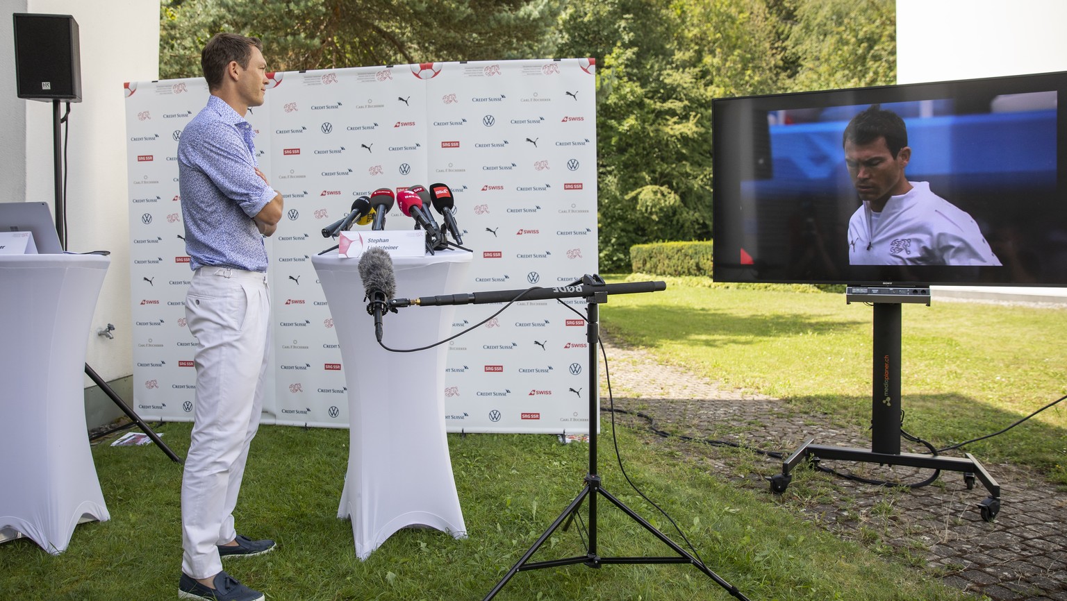 Der Schweizer Fussball-Nationalspieler Stephan Lichtsteiner schaut sich seine Karrierehoehepunkte auf einem Screen an, nachdem er waehrend einer Medienkonferenz seinen Ruecktritt bekannt gab, am Mittw ...