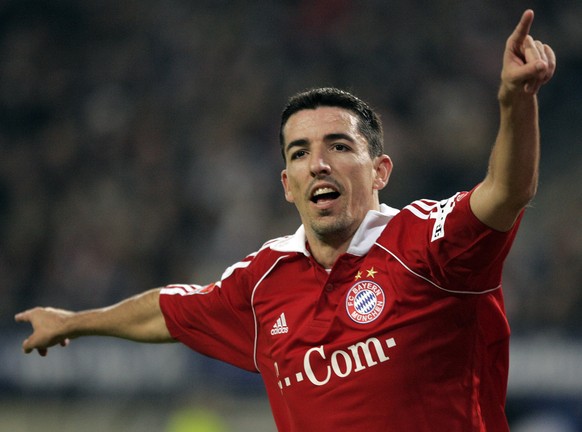 Roy Makaay Munich's Roy Makaay celebrates after scoring an equalizer during the German first soccer division match between Hamburger SV and Bayern Muenchen at the AOL Arena, Hamburg, northern Germany, on Nov. 25, 2006. The Dutch striker will transfer to Feyenoord Rotterdam according to media reports from Thursday, June 28, 2007. (AP Photo/Kai-Uwe Knoth)