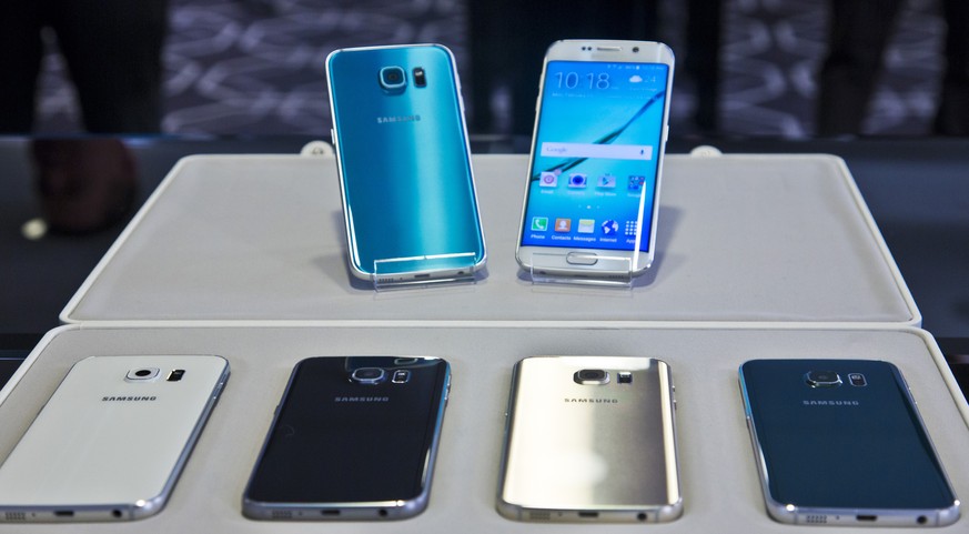 Schön glänzend, mit einigem Ballast: die neuen Samsung-Smartphones.