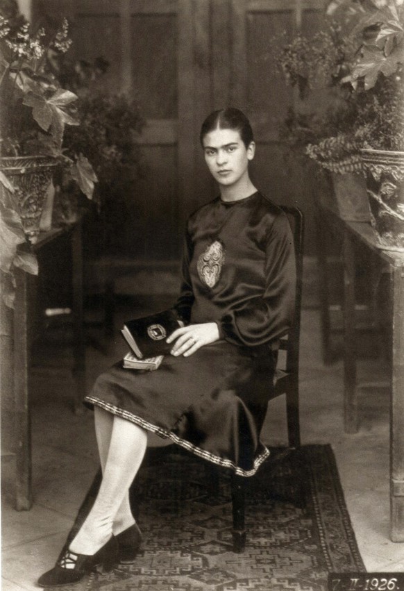 Die 18-jährige Frida, 1926 von ihrem Vater fotografiert. Ihr dünneres, rechtes Bein versteckt sie geschickt hinter dem linken.