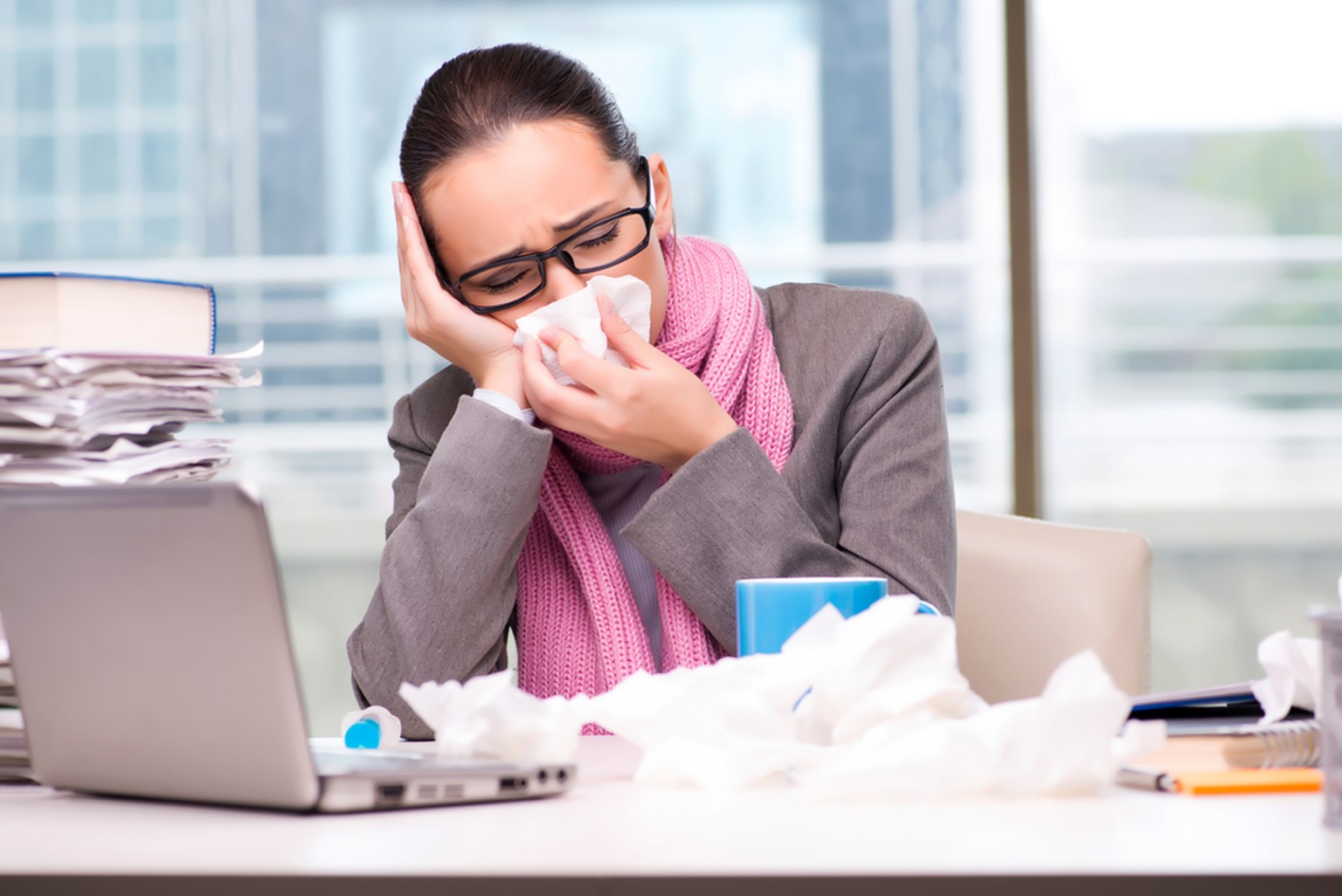 Trotz Krankheit, Erkältung an der Arbeit im Büro (Symbolbild)