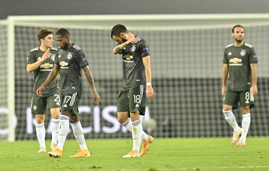 epa08608272 Players of Manchester United react after losing the UEFA Europa League semi final match between Sevilla FC and Manchester United in Cologne, Germany, 16 August 2020. EPA/Martin Meissner /  ...