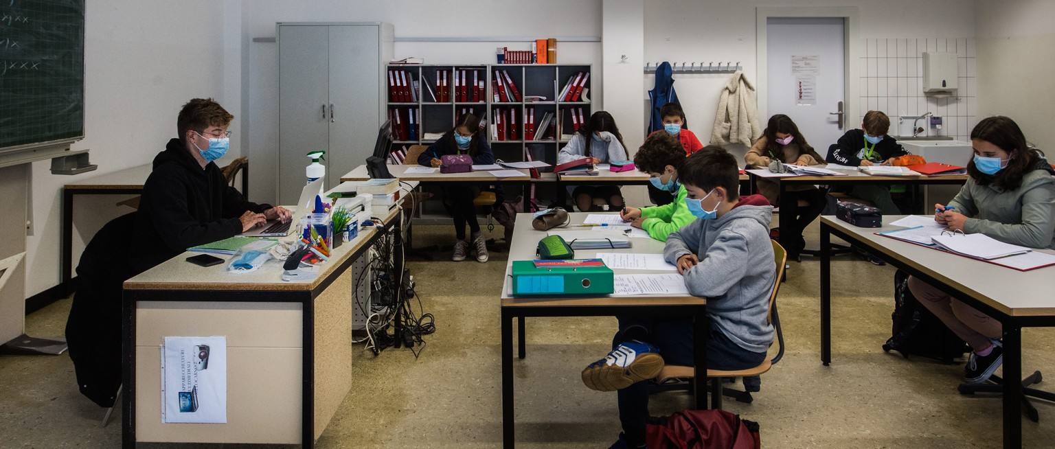 Die Schueler der Mittelschule in Locarno tragen am Montag, 9. November 2020, auch waehrend des Unterrichts Geschichtsmasken zum Schutz vor dem Coronavirus. Die Tessiner Regierung hat das Maskenobligat ...