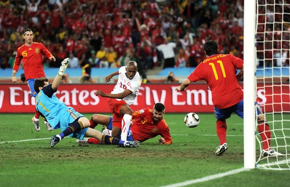Die Schweizer Nati besiegt an der WM in Südafrika zum Auftakt den späteren Weltmeister Spanien sensationell mit 1:0. Beim einzigen Treffer stochert Gelson Fernandes den Ball ins Tor.