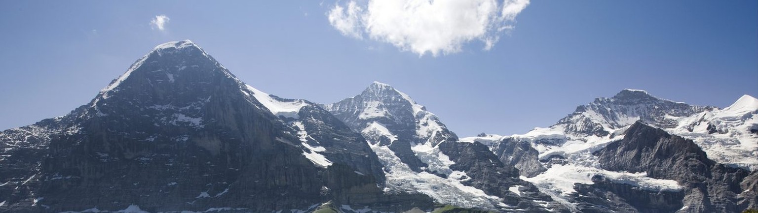 Hikers enjoy the view of the Eiger, Moench and Jungfrau mountains, from left to right, on the Kleine Scheidegg above Grindelwald in the Bernese Oberland, Switzerland, pictured on July 1, 2008. (KEYSTO ...