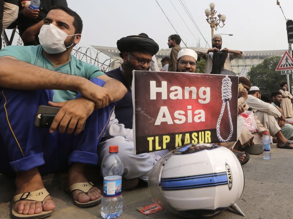 epa07132775 Supporters of Islamic political party Tehrik Labaik Ya RasoolAllah (TLP) protest after the Supreme Court acquitted Asia Bibi, a Christian accused of blasphemy, in Lahore, Pakistan, 31 Octo ...
