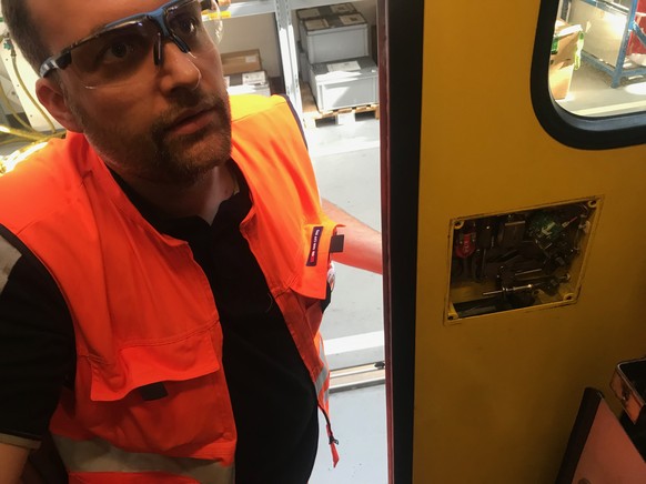 Ein SBB-Techniker überprüft den Schliessmechanismus der Zugtüre.