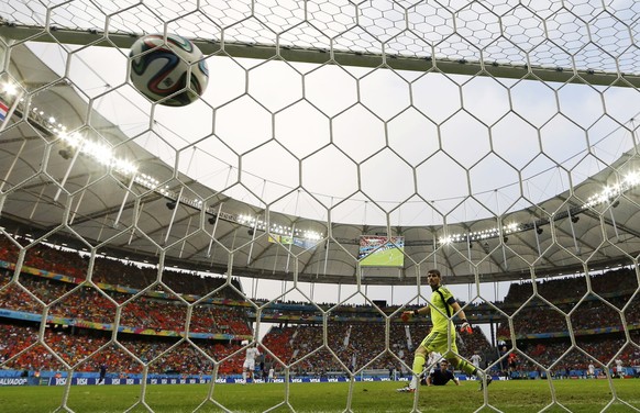 Der Anfang vom spanischen Ende: Iker Casillas kann dem Ball nur hinterher schauen, den Robin van Persie zum 1:1 in seinem Netz versenkt hat.