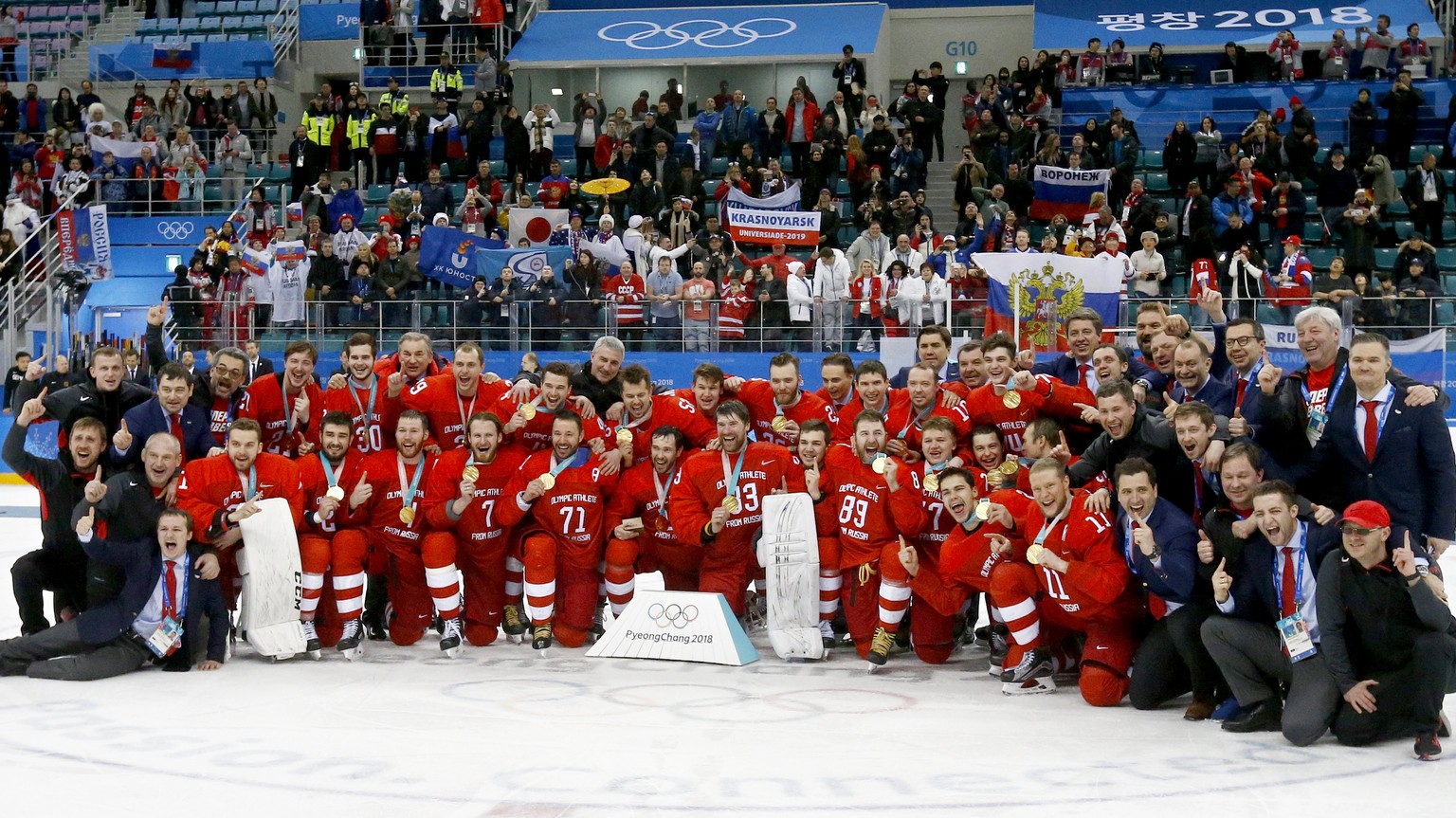 epa06563446 Team OAR poses for a photograph with their gold medals after winning in the Men&#039;s Ice Hockey Gold Medal Game between the Olympic Athlete from Russia (OAR) and Germany at the Gangneung ...