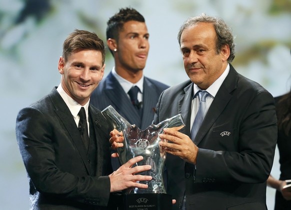 Ronaldo ist bedient:&nbsp;Lionel Messi erhielt im August von UEFA-Präsident Michel Platini die Auszeichnung zum besten Spieler der Champions-League-Saison 2015/16.&nbsp;