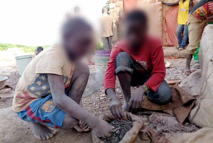 Kinder im Kongo sortieren Steine, die Kobalt enthalten.