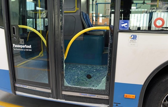 Ein beschädigter Bus der Luzerner Verkehrsbetriebe.