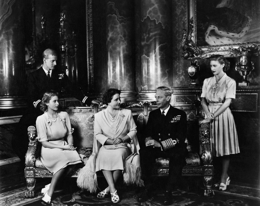 Royal Family with Lord Mountbatten (Photo by Hulton-Deutsch/Hulton-Deutsch Collection/Corbis via Getty Images)