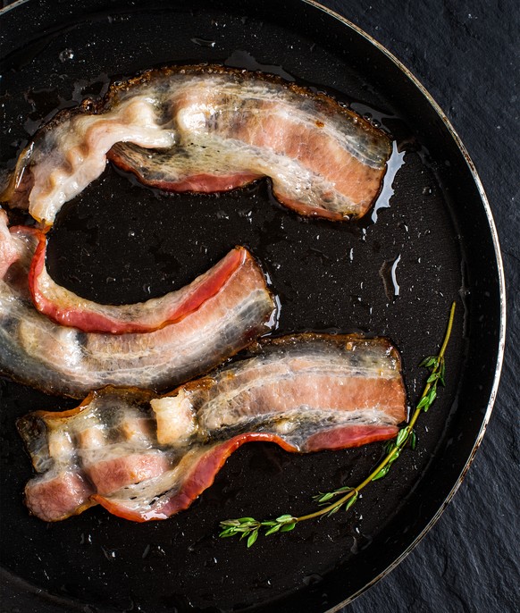 speck bacon braten pfanne essen frühstück Shutterstock
