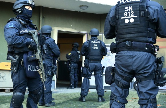 epa08824537 Police officers with machine guns during a raid linked to the Green Vault (Gruenes Gewoelbe) burglary in the Dresden castle, Berlin, Germany, 17 November 2020. According to police, burglar ...