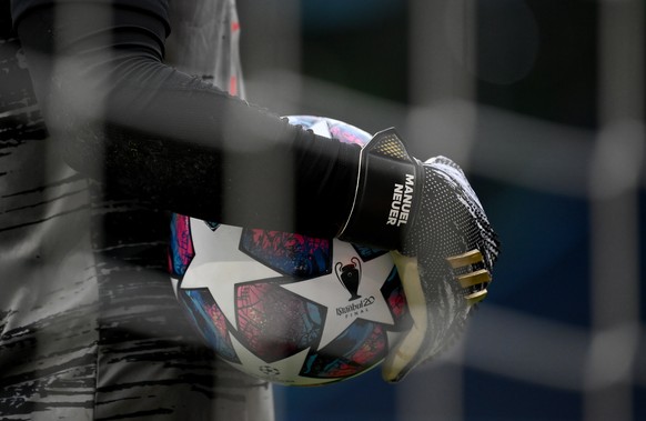 epa08613179 Goalkeeper of Bayern Munich, Manuel Neuer warms up prior to the UEFA Champions League semi final match between Olympique Lyon and Bayern Munich in Lisbon, Portugal, 19 August 2020. EPA/Fra ...
