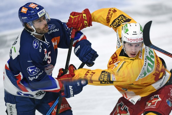 Der Zuercher Severin Blindenbacher, links, gegen den Tiger Jules Sturny, rechts, beim Eishockeyspiel der National League ZSC Lions gegen die SCL Tigers in Zuerich am Dienstag, 14. Januar 2020. (KEYSTO ...