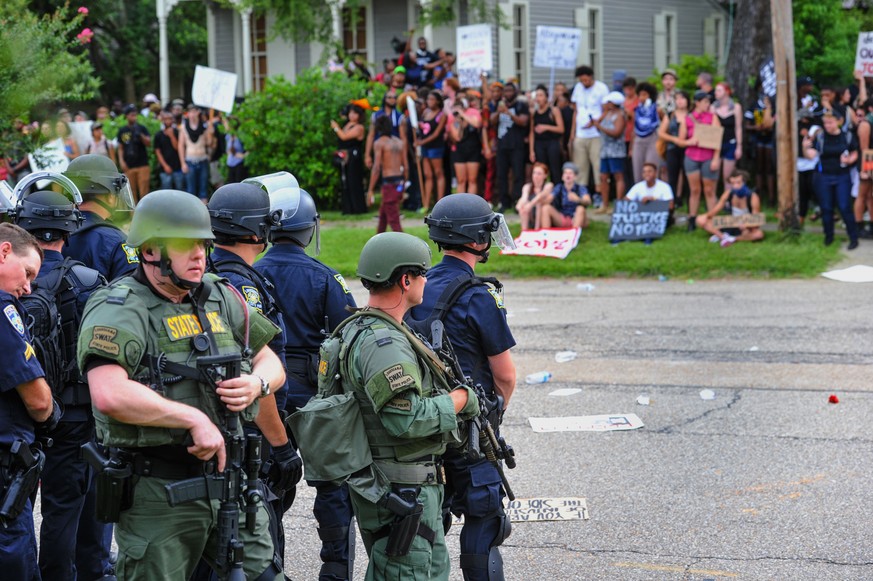 Schwerbewaffnete Polizisten auf der einen, Demonstrationsteilnehmer auf der anderen Seite: Baton Rouge.&nbsp;