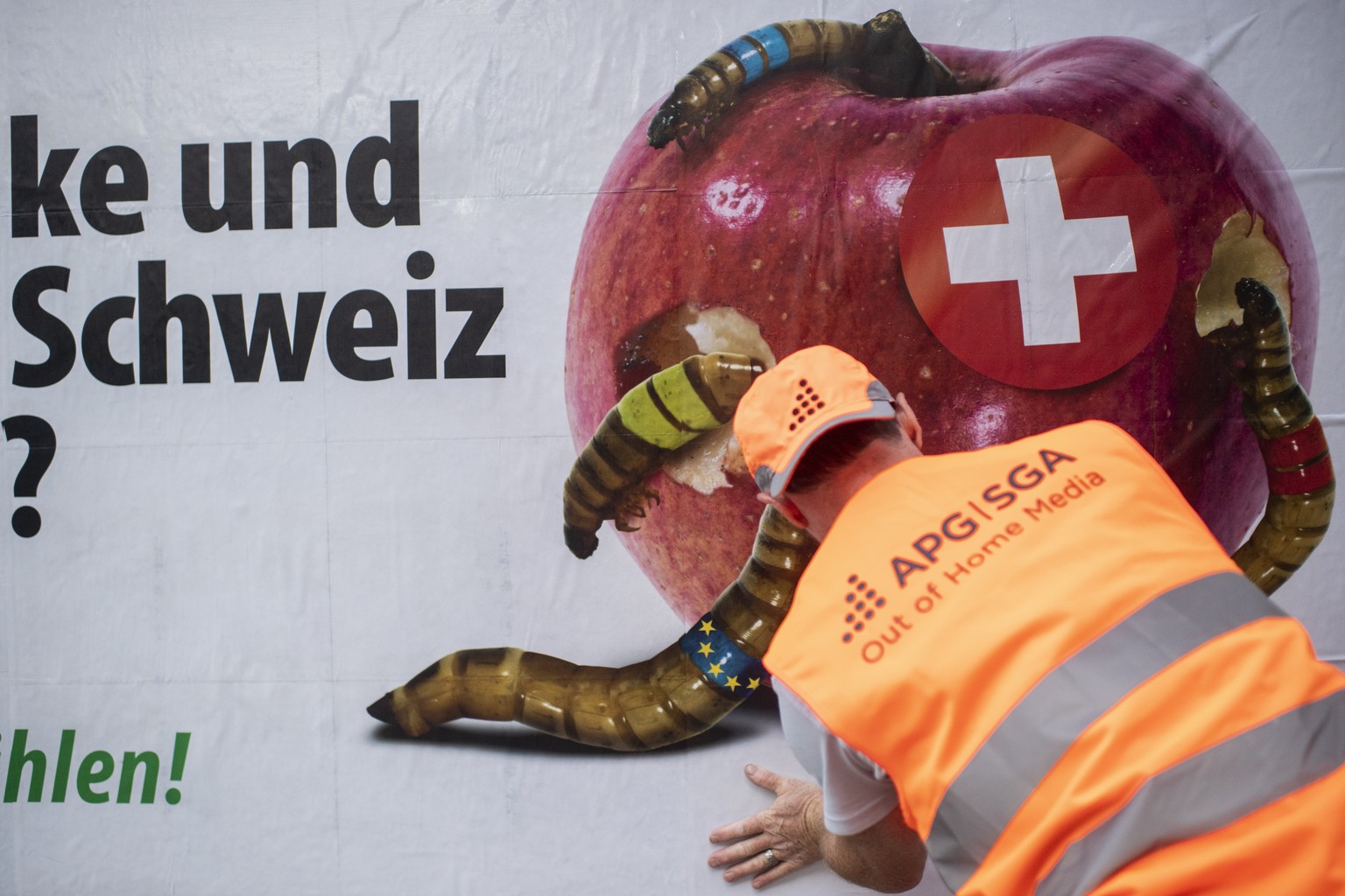 Ein Mitarbeiter der Plakatgesellschaft APG SGA haengt das Kampagnenplakat der SVP mit der Aufschrift ãSollen Linke und Nette die Schweiz zerstoeren?Ò an der Haltestelle Brunau der SZU auf, aufgenommen ...