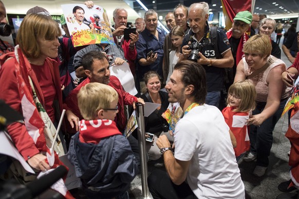 Olympiasieger Fabian Cancellara wird von den Fans bejubelt, bei seiner Ankunft auf dem Flughafen Zuerich, in Kloten, am Freitag, 12. August 2016. Cancellara gewann an den Olympischen Sommerspielen in  ...