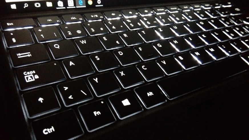 Microsoft hat die Tastatur gegenüber dem Surface Pro 3 deutlich verbessert. Im Dunkeln sind die Tasten beleuchtet.