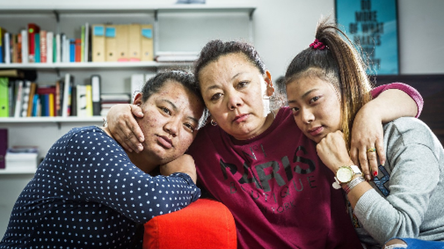 Tenzin Tsokyi (links) und Kunga Chime (rechts) müssen die Schweiz verlassen, obwohl ihre Mutter Tenzin Damdul Tsang (Mitte) eine Aufnahmebewilligung hat.