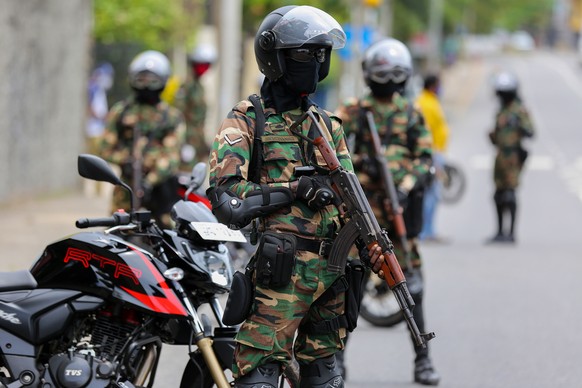 epa08381889 Sri Lanka armyÂ Quick Reaction Team (QRT)Â soldiers stand guard at a checkpointÂ due to coronavirus pandemic in ColomboÂ , Sri Lanka, 24 April 2020.Â According to Sri Lanka Navy, Navy has  ...