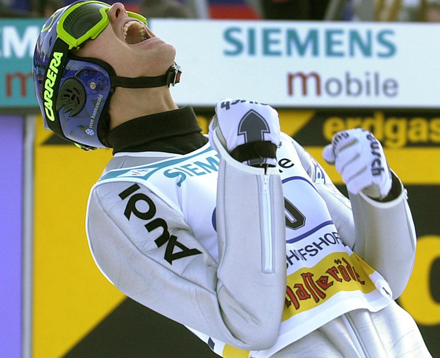 BIS04 - 20020106 - BISCHOFSHOFEN, AUSTRIA : German Sven Hannawald jubilates after his first jump at the Bischofshofen ski jumping competition, the fourth and last stage of the Four Hills Tournament, i ...